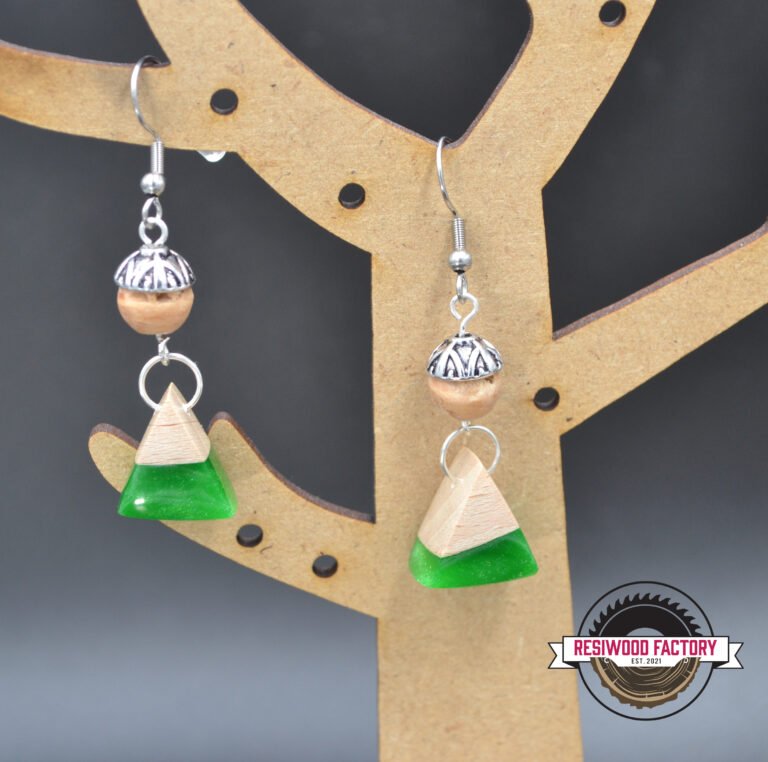 Boucles d'oreilles Bijoux "triangle" en bois et résine époxy