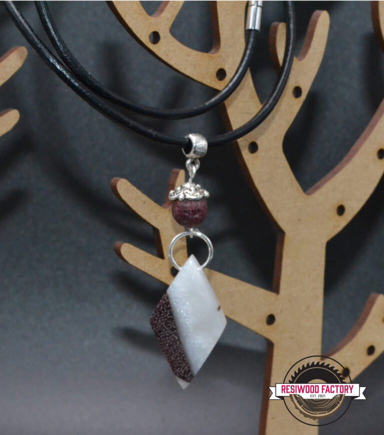 Pendentif Bijoux "losange" en bois et résine époxy