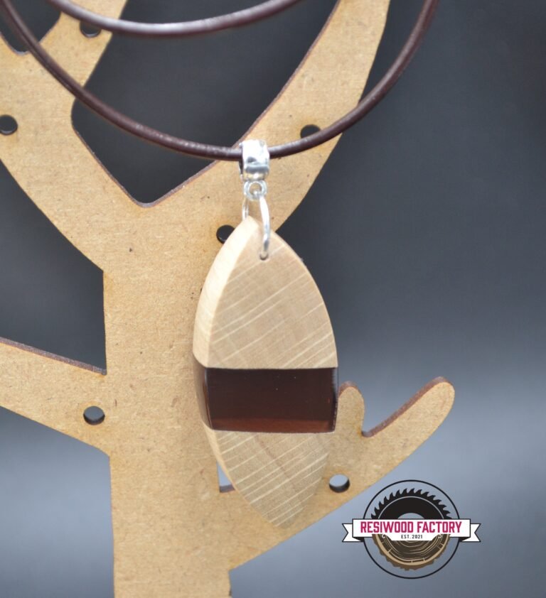 Pendentif Bijoux "amande" en bois et résine époxy