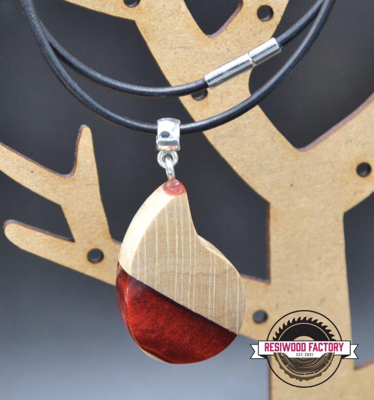 Pendentif Bijoux "larme" en bois et résine époxy