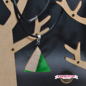 Pendentif Bijoux "triangle" en bois et résine époxy
