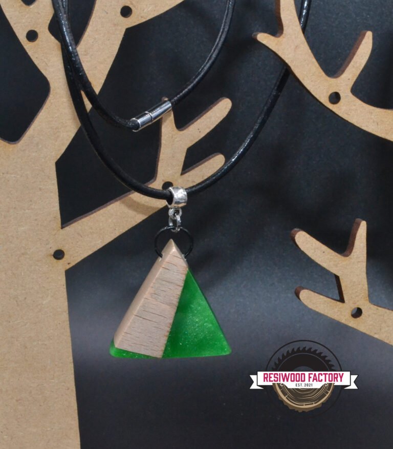 Pendentif Bijoux "triangle" en bois et résine époxy