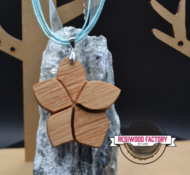 Pendentif "Fleurs Pentas" en Chêne