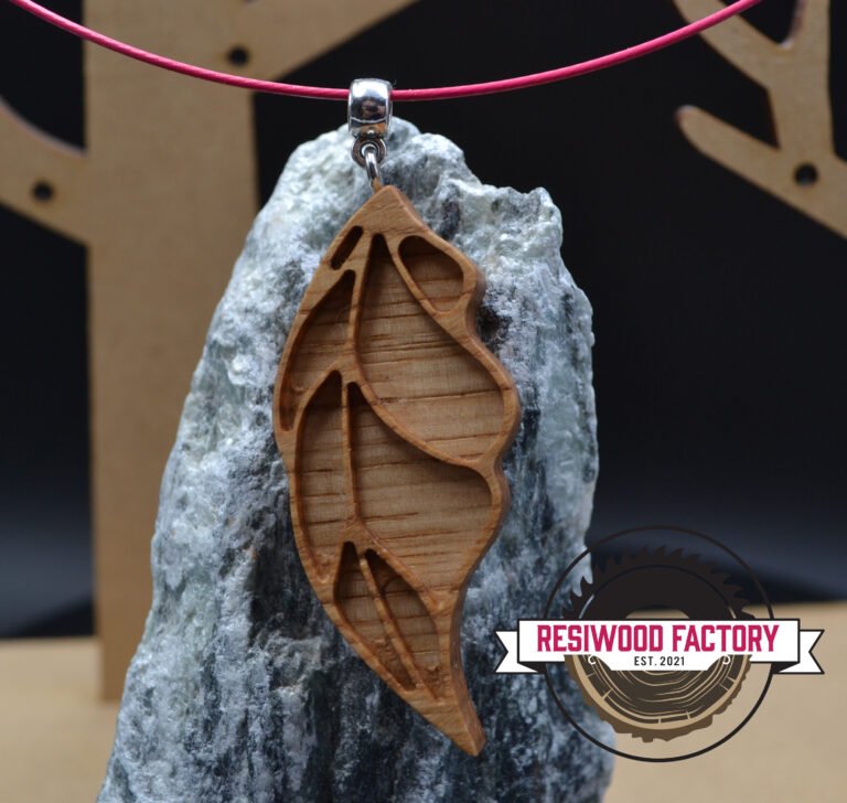 Pendentif "Feuille" en Chêne