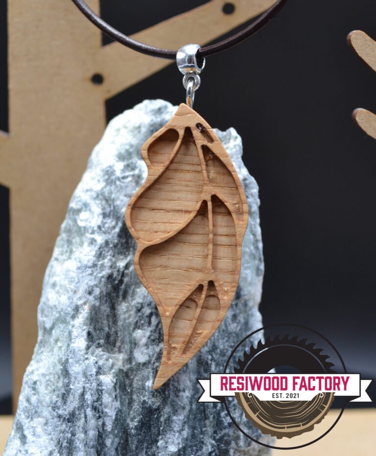 Pendentif "Feuille" en Chêne #2